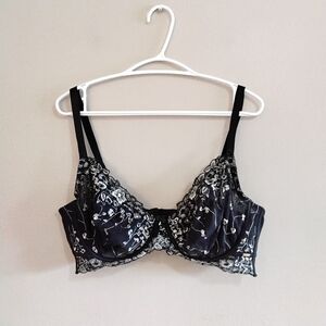 La Vie En Rose Black Underwire Bra w Silver Floral Embroidery – Size 38DD GUC